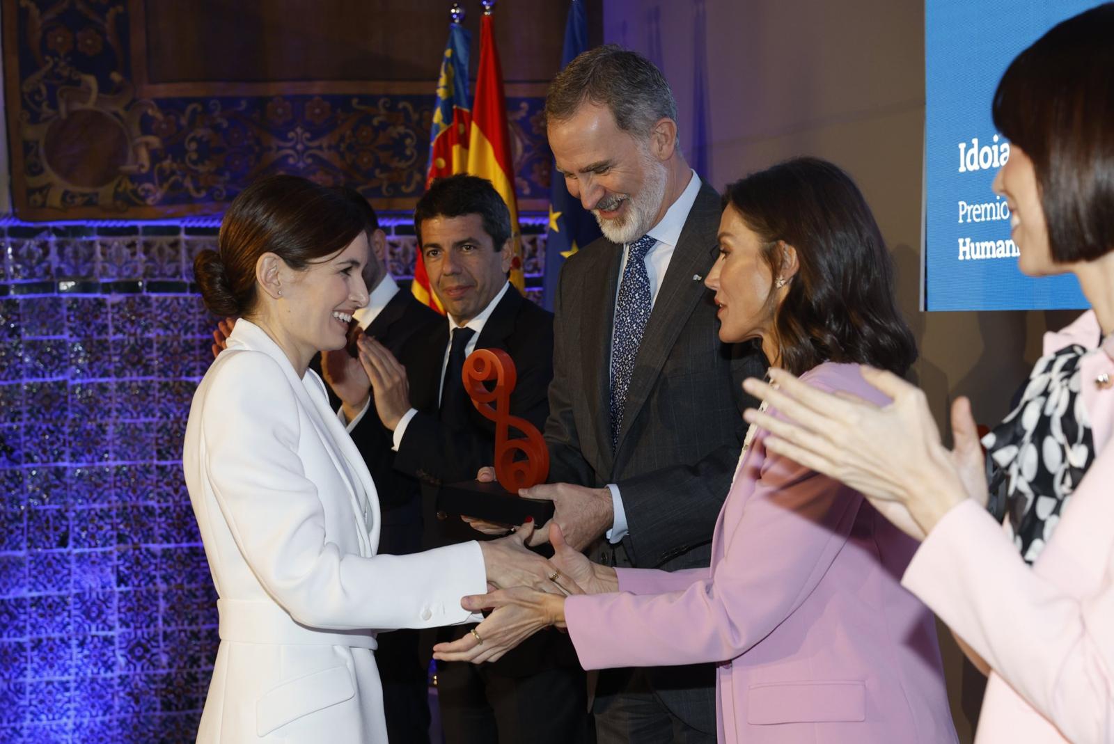 Idoia Murga recibe el premioel Premio Nacional de Investigación para Jóvenes 'María Moliner' en el área de Humanidades de manos de los reyes