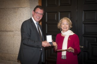 La científica María Paz García-Bellido recibe la Cruz del Mérito de Alemania