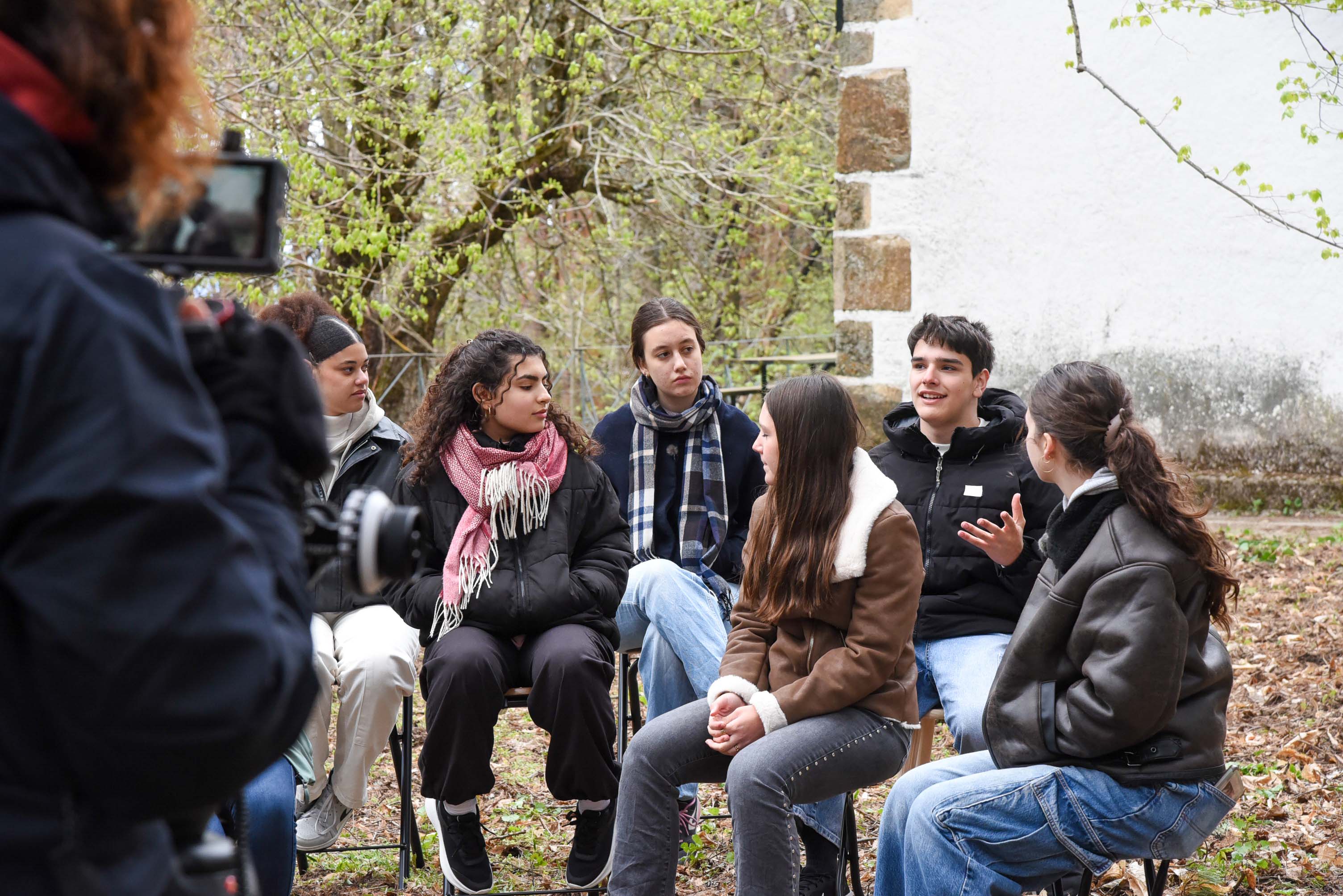 Jóvenes dialogan durante el rodaje de ‘¿Hablamos?’. / Yaiza González - CSIC