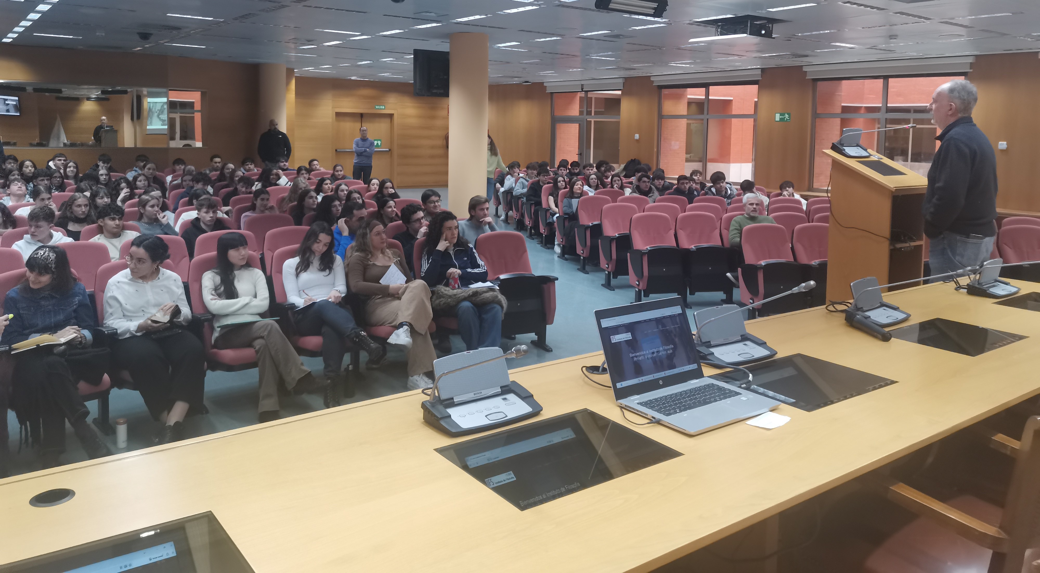 Mas de 100 alumnos del IES Gabriel García Márquez se acercan a la filosofía actual en su visita al CCHS