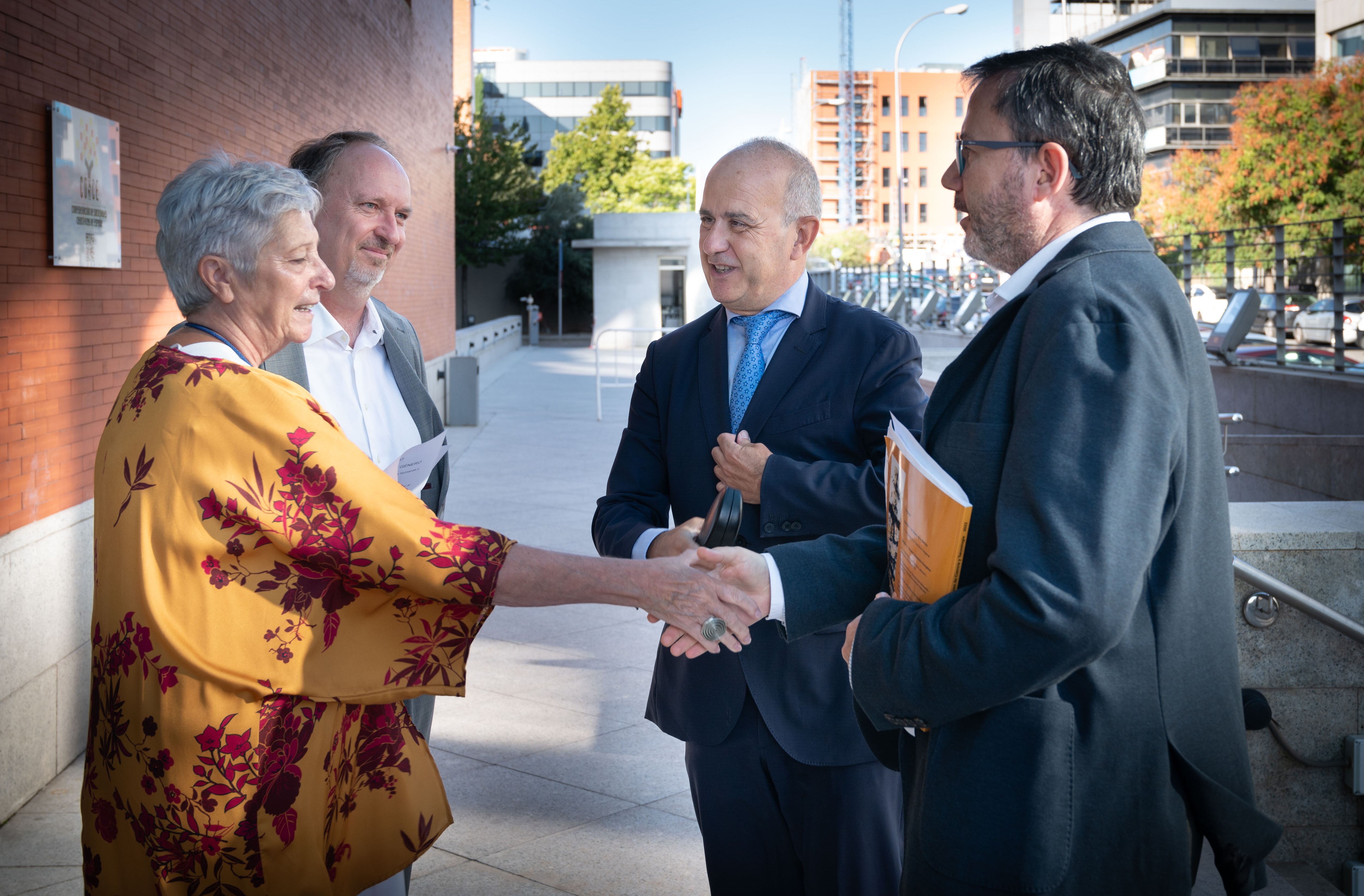 Eulalia Pérez Sedeño y Txetxu Ausín (IFS-CSIC) y recibiendo en la inauguración del XIV Congreso Iberoamericano de Ciencia, Tecnología y Género a Jorge Sainz González del Consejo Asesor de la OEI y Ricardo Mairal Usón, rector de la UNED. 13 de septiembre de 2023 / Lorenzo Plana Torres / CSIC.