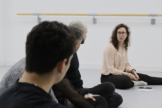Rebeca Colins durante el seminario "Cuerpo e interactividad. Tecnología para la sonificación del movimiento" celebrado el 30 de abril de 2024 en el Instituto de Historia