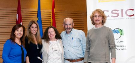 De izda. a drcha., Consuelo Naranjo (Vicedirectora 2ª), Nieves Gálvez (Gerente), Gloria Fernández (ex-Directora), Luis Alburquerque (Director) y Alejandro Caparrós (Vicedirector 1º) De izda. a drcha., Consuelo Naranjo (Vicedirectora 2ª), Nieves Gálvez (Gerente), Gloria Fernández (ex-Directora), Luis Alburquerque (Director) y Alejandro Caparrós (Vicedirector 1º)