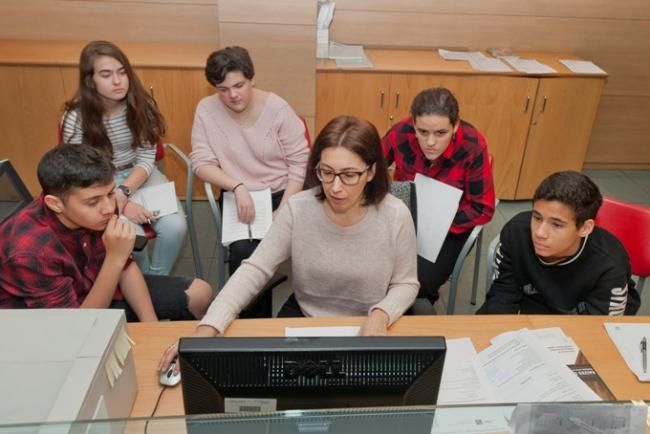 Un grupo de alumnos del programa 4ºESO+Empresa conoció a fondo el trabajo que se realiza en la Biblioteca Tomás Navarro Tomás. 4eso-empresa-cchs-_btnt.jpg