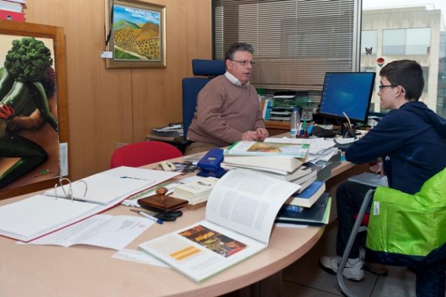 Tomás García Azcárate, investigador del IEGD (CCHS-CSIC), también acompañó a uno de los jóvenes, con el que habló sobre la Política Agraria Común. 4eso-empresa-cchs-_iegd.jpg