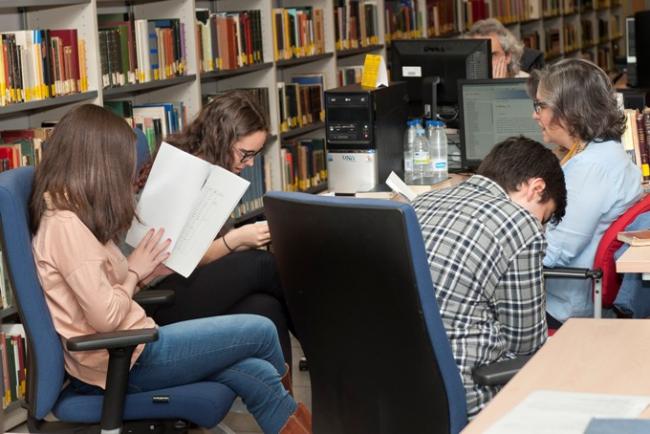 Helena Rodriguez Somolinos, investigadora del ILC (CCHS-CSIC), guió a los alumnos por la sala del ‘Diccionario de Griego-Español’ . 4eso-empresa-cchs-_ilc.jpg