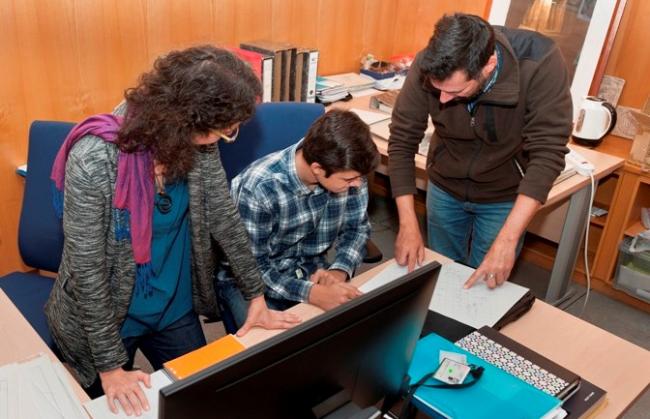 Lucía Díaz-Iglesias y David García, investigadores del ILC (CCHS-CSIC), con uno de los alumnos de 4ºESO+Empresa de este año. 4eso-empresa-cchs-_ilc-general-.jpg