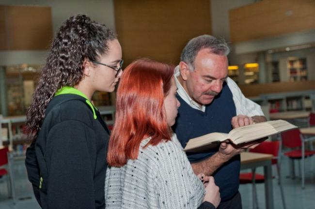 Juan José Villarías, investigador del ILLA (CCHS-CSIC), habló sobre su trabajo con dos de las alumnas del programa de secundaria. 4eso-empresa-cchs-_illa.jpg