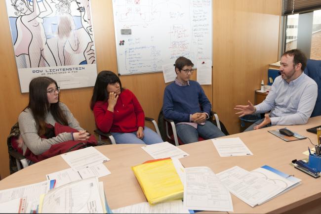 José Fernández-Albertos, investigador del IPP (CCHS-CSIC), charló con sus alumnos sobre temas de la investigación en política. 4eso-empresa-cchs-_ipp-.jpg