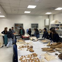 Alumnos del Máster Universitario en Arqueología y Gestión del Patrimonio Arqueológico de la UAH visitan  los laboratorios de I+D del IH
