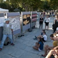 José Manuel Galán (ILC) explica unos paneles a los asistentes
