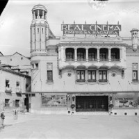 Real Cinema en la plaza de Isabel II. Archivo Lladó (ACCHS-CSIC)