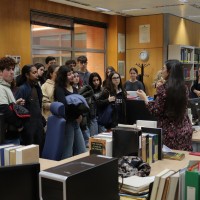 Un grupo de 17 alumnos de griego de 2º de bachillerato del IES San Mateo visitan el Diccionario Griego-Español (DGE) 