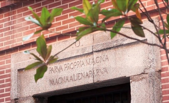 “En gran parte de Europa, el latín llegó a ser la lengua del altar, la cátedra universitaria y la comunicación internacional”