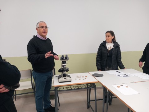 El grupo Cervitrum del CSIC lleva la historia del vidrio al IES El Olivo de Parla