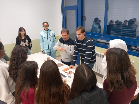 El grupo Cervitrum del CSIC lleva la historia del vidrio al IES El Olivo de Parla