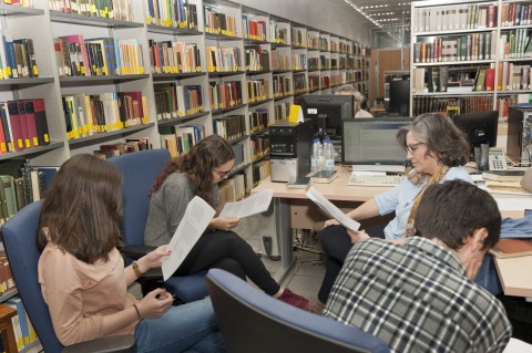 Helena Rodriguez Somolinos, investigadora del ILC (CCHS-CSIC), con un grupo de alumnos que pasó por la sala del ‘Diccionario de Griego-Español’.
