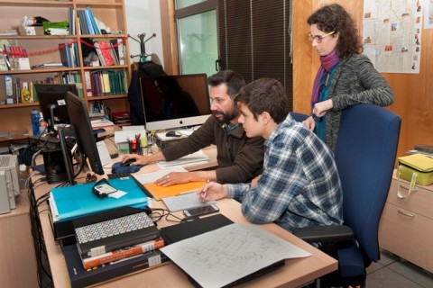 Lucía Díaz-Iglesias y David García, investigadores del ILC (CCHS-CSIC), con uno de los alumnos de 4ºESO+Empresa de este año.