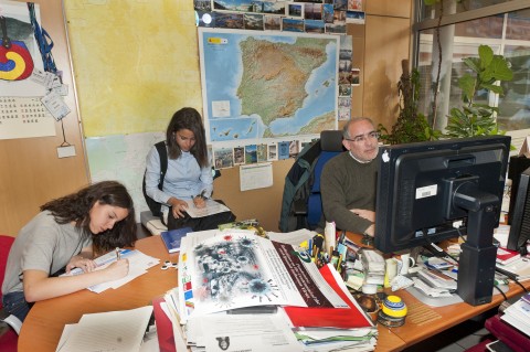 Diego Ramiro, investigador del IEGD (CCHS-CSIC), habló con sus alumnas sobre los temas en los que está inmerso.