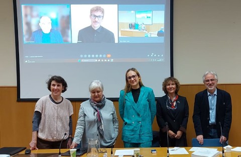 Beatriz Martínez (en el medio), y el tribunal de su tesis