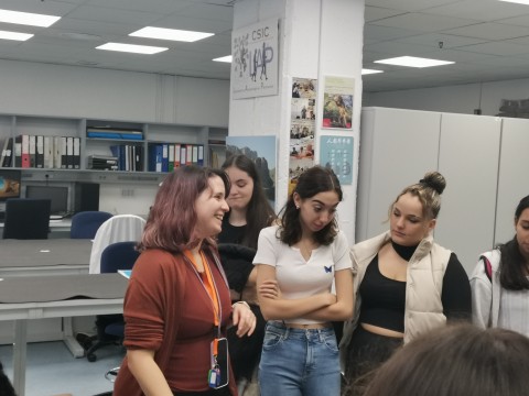 Estudiantes del IES en el Laboratorio de Arqueología del Pleistoceno (LAP)