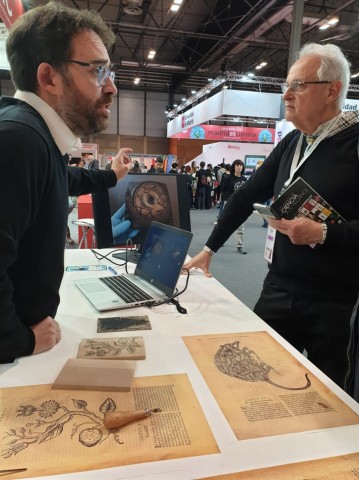 Explicaciones de José Ramón Marcaida sobre su actividad científica