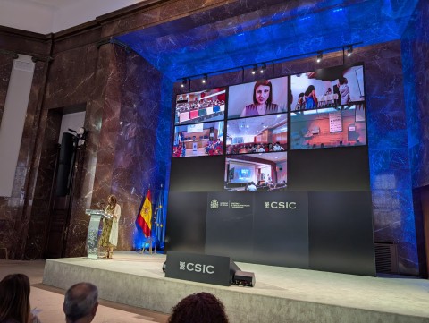 Inicio de la ceremonia de entrega de diplomas Cientific@s en prácticas 2025 cuya presentadora fue Ana María Díaz Oliver