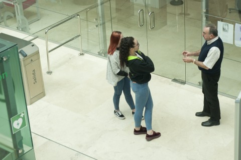 Juan José Villarías, investigador del ILLA (CCHS-CSIC), en la entrada del centro junto con dos de las jóvenes que participaron en este programa de la Comunidad de Madrid.