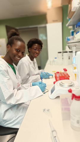 Alumnas durante sus prácticas