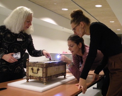 Julie Harris, Silvia Armando y Jitske Jasperse en el Museo Arqueológico Nacional (foto: T. Martin)