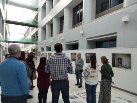 Los asistentes a la visita guiada escuchan las explicaciones de Fabio Silva