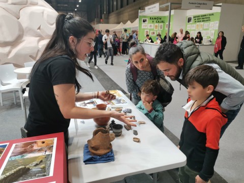 La arqueóloga Alicia Hernández Tórtoles (IH) con una familia interesada