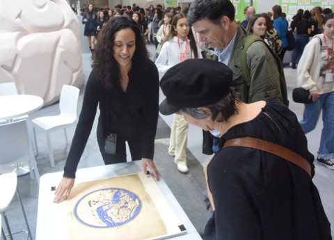 Elsa Cardoso (ILC) enseña un mapa del Mediterráneo de origen árabe