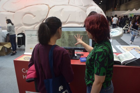 Elvira Martín Contreras (ILC) explicando cómo se conciben los manuscritos en hebreo