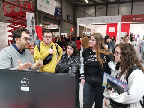 Varios asistentes escuchando a José Ramón Marcaida (IH)