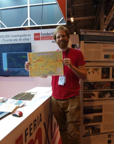 Vicente Burchard (IEGD) en el stand en la  Feria de Madrid por la Ciencia y la Innovación