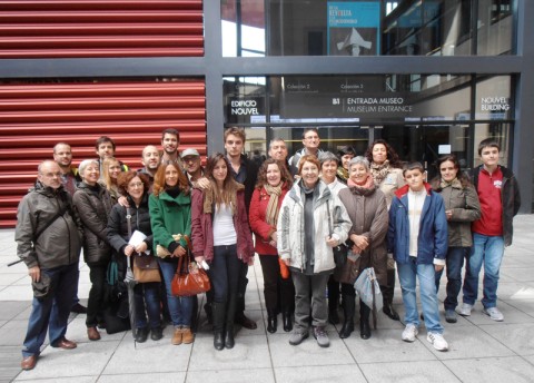 Foto de familia del grupo tomando como fondo el Centro de Arte Museo Reina Sofía