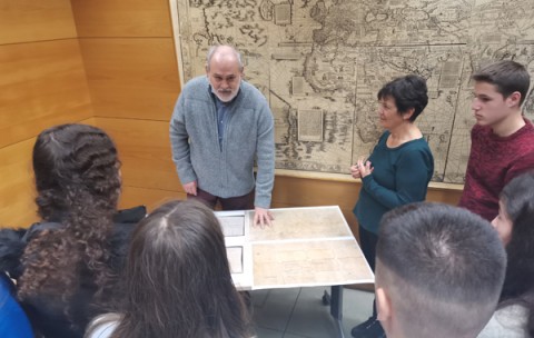 Julio Escalona (IH) enseñando unas reproducciones de manuscritos supuestamente falsos