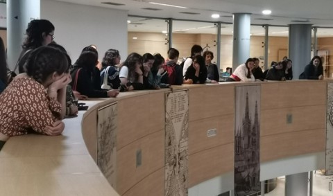 Los alumnos visitando la biblioteca Tomás Navarro Tomás