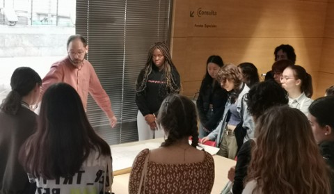 Fernando Pastor habla a los visitantes sobre los servicios de la biblioteca