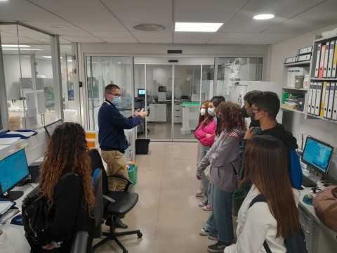 Participantes de "Científic@s en prácticas" visitan cinco centros de investigación