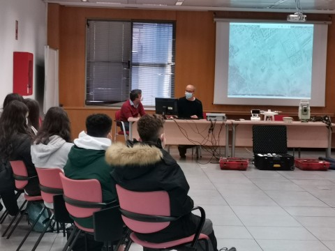 Alumos del IES Miguel Delibes con los responsables del LabTel (Laboratorio arqueología del paisaje y teledetección) el 21 de febrero de 2022