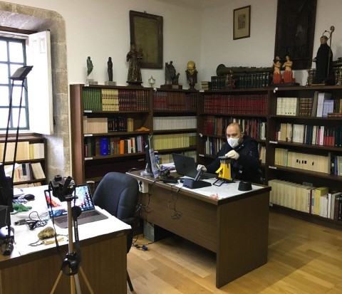 Xosé Lois Armada en el Archivo de la Catedral de Ourense (foto: T. Martin)