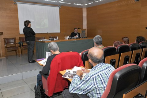 José Manuel Cañas (ILC) y Matilde Conde (ILC) hablando a los asistentes