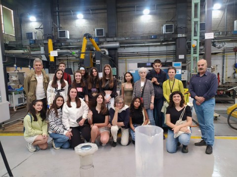 Alumnos y alumnas posan durante su estancia en el CENIM-CSIC junto a investigadores y al promotor de Científic@s en prácticas, Jesús Rey (primero por la izquierda, de pie).
