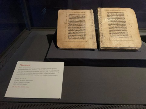 Imágenes de la exposición  “Manuscripts & the Mind”: una mirada a cómo los lectores antiguos dialogaban con los textos sagrados