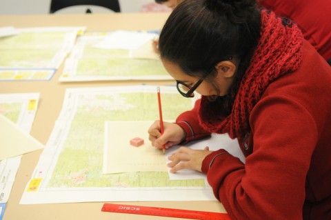 Los alumnos participantes trabajando con los mapas