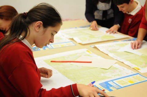 Los alumnos participantes trabajando con los mapas