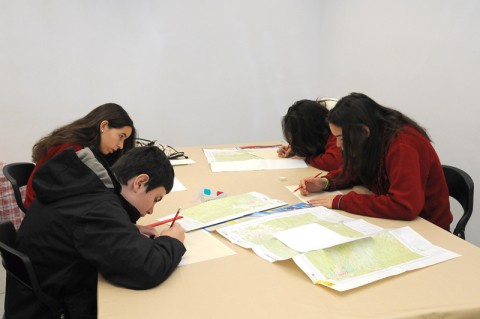 Los alumnos participantes trabajando con los mapas