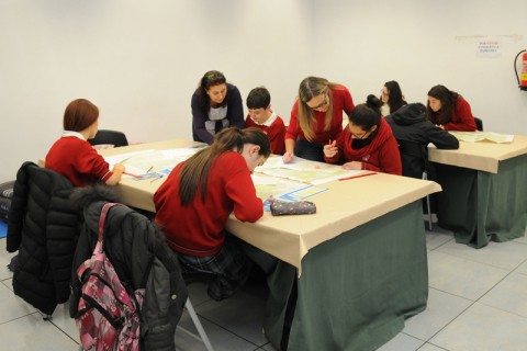 Los alumnos participantes trabajando con los mapas